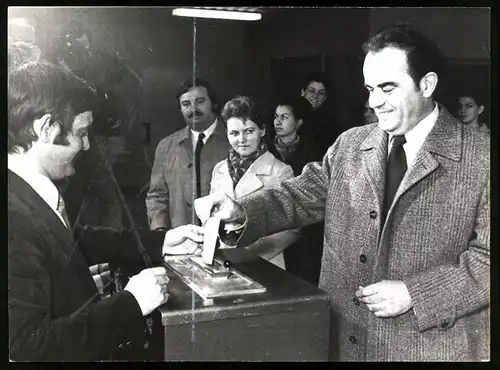 Fotografie KP-Chef Georges Marchais bei seiner Stimmenabgabe in Champigny sur Marne zu den Parlamentswahlen 1973