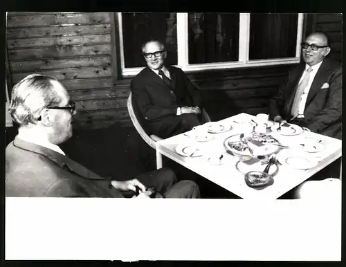 Fotografie Erich Honecker, Herbert Wehner und Wolfgang Mischnick im Gespräch über den Grundvertrag zwischen BRD und DDR