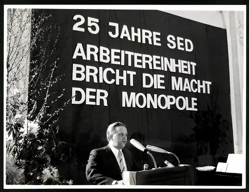 Fotografie Kurt Erlebach, Politiker der KPD bei seiner Rede zum 25. jährigne bestehen der SED