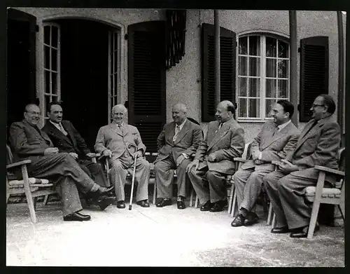 Fotografie Ansicht Berlin-Niederschönhausen, Wilhelm Pieck mit Grotewohl, Mikojan, Chruschtschew, Ulbricht, Puschkin