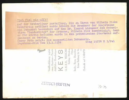 Fotografie Ausstellung Ostberliner Ausstellung 1956, ausgestellte Dokumente von Wilhelm Pieck mit Schreiben Adenauers
