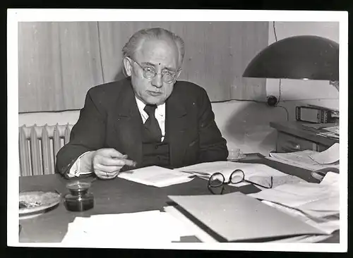 Fotografie Journalist Karl Gerst an seinem Schreibtisch, Bekannt für den Schlagsahne Eklat