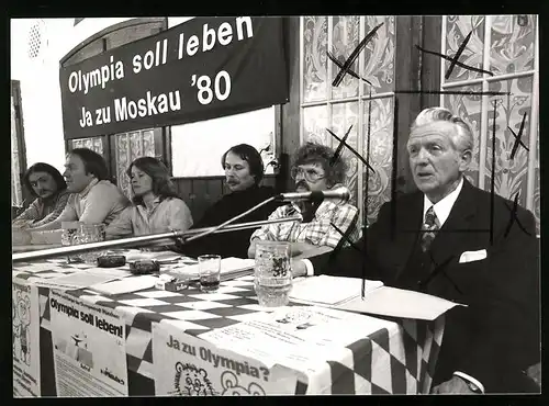 Fotografie Rudolf Ismayr auf einer Kundgebung und Werbekampagne für die Olympischen Spiele 1980