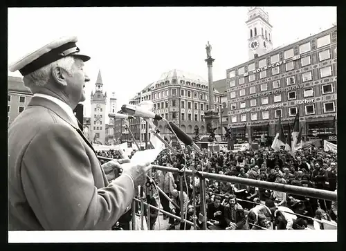 Fotografie Dr. Rudolf Ismayr hält eine Rede auf einer Abrüstungsveranstaltung in München