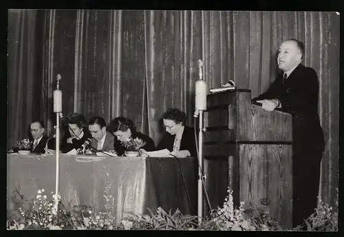 Fotografie Albert Norden auf einer Pressekonferenz des Ausschusses für Deutsche Einheit, 1954