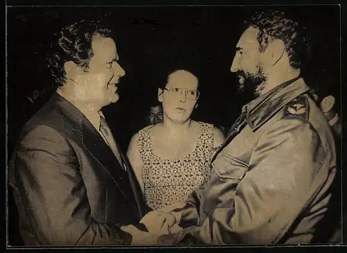 Fotografie Portrait Fidel Castrop im Handschlag mit einen Herren