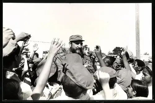 Fotografie Fidel Castro im Kreise der Kommunistischen Jugend