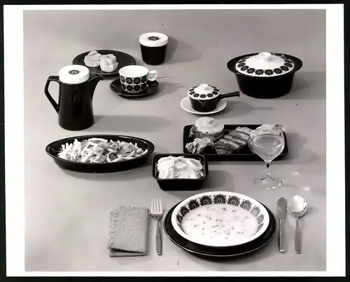 Fotografie Willi Moegle, Oberaichen, eingedeckter Mittagstisch, dunkles Porzellanservice mit Blumendekor, Kapernsuppe
