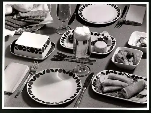 Fotografie Willi Moegle, Oberaichen, eingedeckter Frühstückjstisch mit Pilsglas und Porzellangeschirr, Frühschoppen