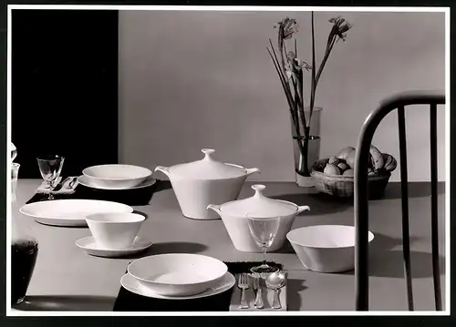 Fotografie Willi Moegle, Oberaichen, schlichtes weisses Porzellangedeck mit Suppenterrinen und Tellern