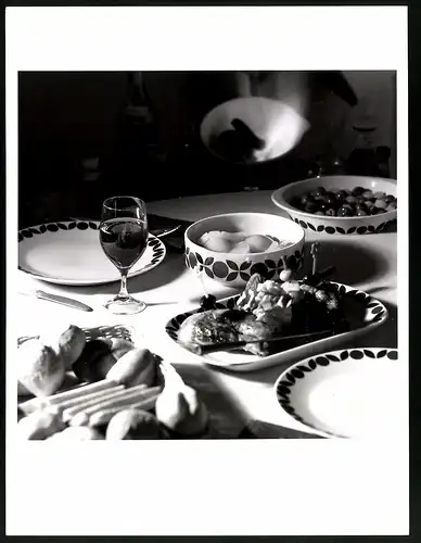 Fotografie Willi Moegle, Oberaichen, Abendbrots Tisch mit Porzellangeschirr