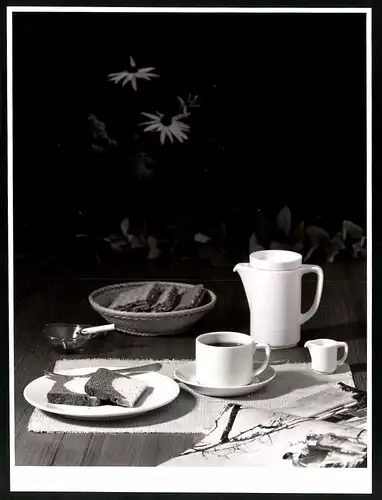 Fotografie Willi Moegle, Oberaichen, Porzellan Kaffeeservice mit Kaffekanne, Kuchenteller Milchkännchen und Tasse