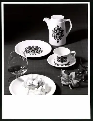 Fotografie Willi Moegle, Oberaichen, blumiges Porzellangeschirr mit Plunderstück und Weinbrandglas