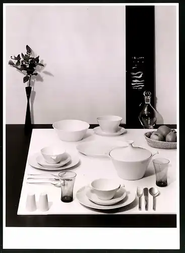 Fotografie Willi Moegle, Stuttgart, zweiteiliges Porzellanservice auf einem Eingedeckten Tisch arrangiert