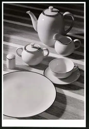 Fotografie Willi Moegle, Stuttgart, weisses Emaille Service mit Teekanne, Zuckerdose, Milchkännchen und Tasse