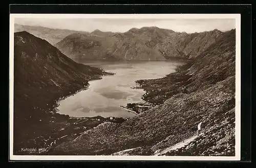 AK Kotorski, Blick auf Gewässer mit Bergen