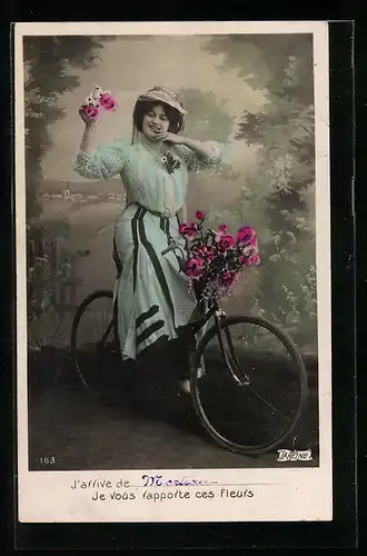 AK Je vous rapporte ces fleurs, Dame mit Blumen auf Fahrrad