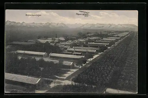 AK Lager Lechfeld, Ansicht des Truppenübungsplatz mit Baracken, Doppeldeckerflugzeug