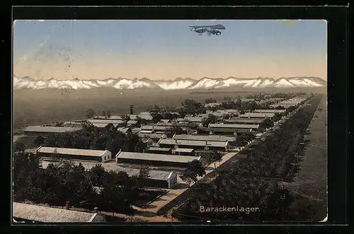 AK Lager Lechfeld, Ansicht des Truppenübungsplatz mit Baracken, Doppeldeckerflugzeug