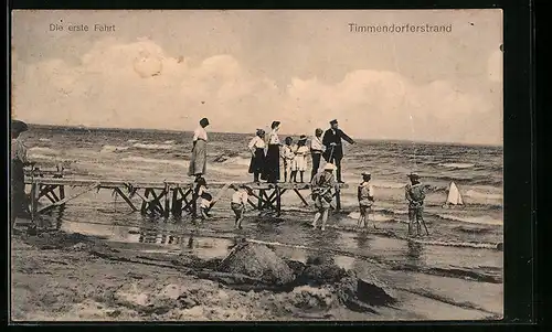 AK Timmendorferstrand, Urlauber auf einem Behelfssteg