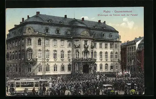 AK Mainz, Gouvernement mit Strassenbahn, Einbringen der Fahnen nach der Parade