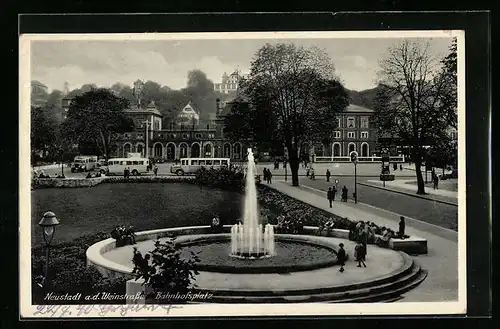 AK Neustadt a. d. Weinstrasse, Bahnhof und Bahnhofsplatz mit Brunnen
