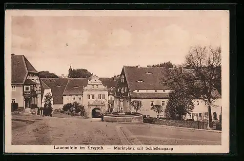 AK Lauenstein im Erzgeb-. Marktplatz mit Schlosseingang