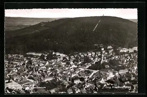 AK Neustadt b. Coburg, Generalansicht der Stadt mit Muppberg und Aussichtsturm, Fliegeraufnahme