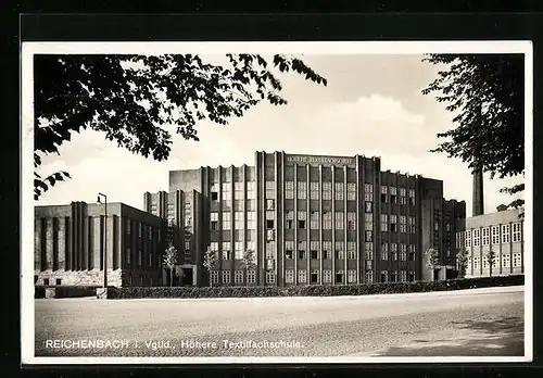 AK Reichenbach i. Vgtld., auf der Strasse vor der Höheren Textilfachschule