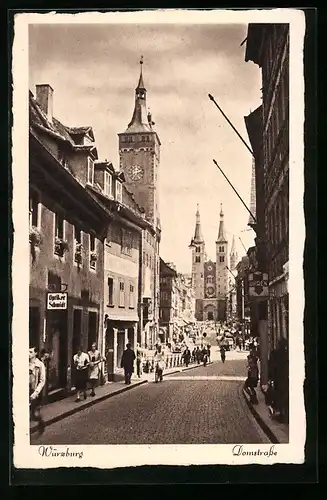 AK Würzburg, Passanten in der Domstrasse, Blick zur Kirche