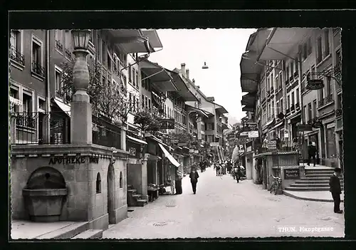 AK Thun, Passanten an der Apotheke in der Hauptgasse