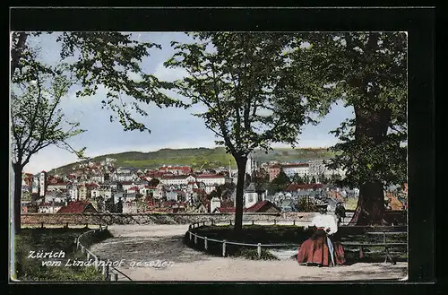 AK Zürich, Stadtpanorama vom Lindenhof aus, Passantin auf einer Parkbank