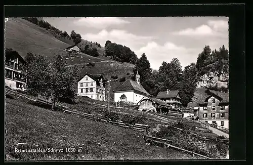 AK Riemenstalden b. Schwyz, Blick zur Kapelle im Ort