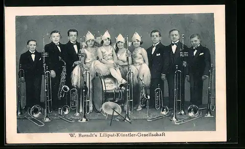 AK Lübeck, W. Berndt`S Liliput-Künstler-Gesellschaft in Kostümen mit Instrumenten
