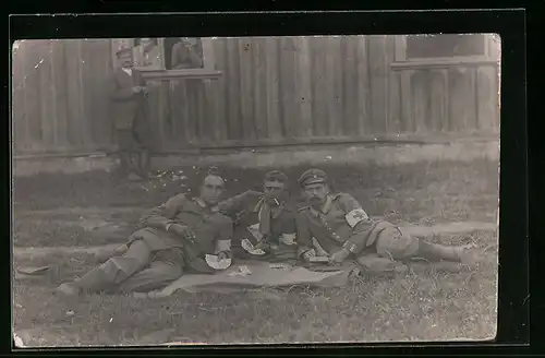 Foto-AK Soldaten in Uniform vor der Baracke beim Kartenspiel