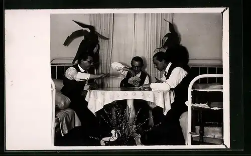 AK Drei Herren in der Schlafraum beim Kartenspiel