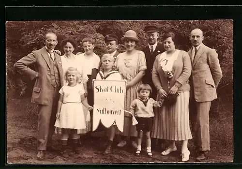 AK Gruppenbild des Skat Club mit ihrem Nachwuchs, Kartenspiel