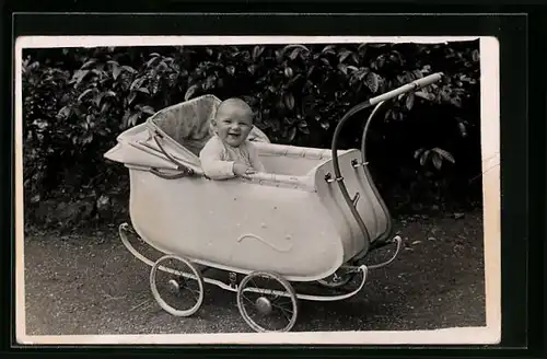 AK Baby im Garten in seinem Kinderwagen
