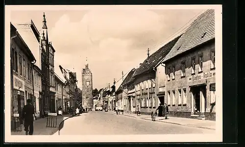 AK Zörbig bei Bitterfeld, Passanten auf der Leninstrasse, Blick zum Stadtturm
