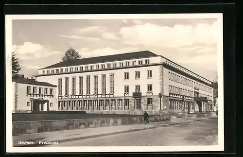 AK Weimar, auf der Strasse vor dem Kreishaus