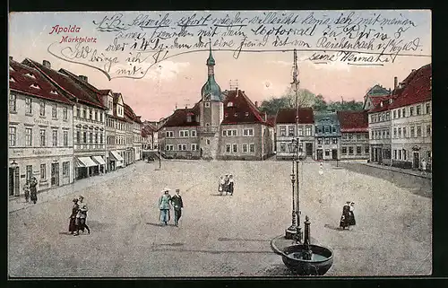AK Apolda, Passanten auf dem Marktplatz, Blick auf das Rathaus