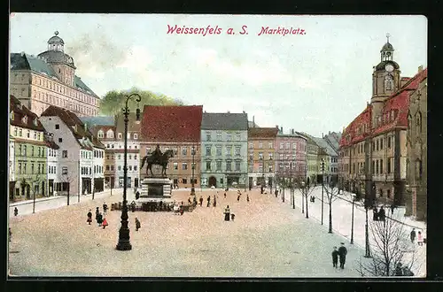 AK Weissenfels a. S., Passanten am Denkmal auf dem Marktplatz