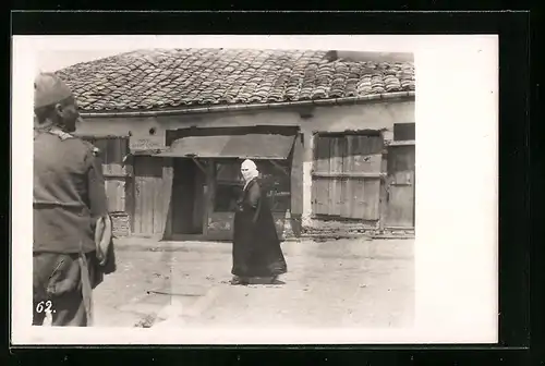 AK Uesküb, verschleierte Frau vor einem Geschäft