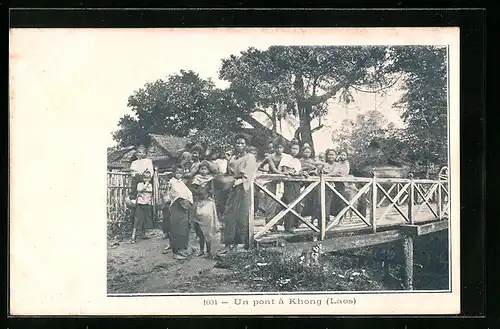AK Laos, Un pont a Khong, Frauen mit Kindern auf der Holzbrücke
