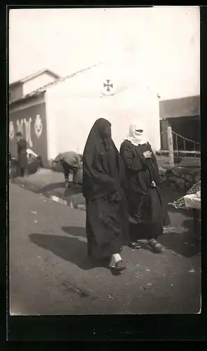 AK Prilep, Damen in Gewändern auf der Strasse