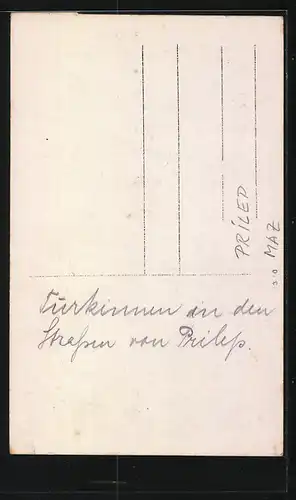 AK Prilep, Damen in Gewändern auf der Strasse