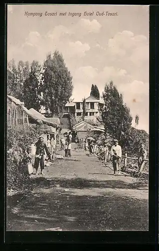 AK Kampong Tosari met Ingang Hotel Oud-Tosari, Menschen vor dem Sanatorium Tosari
