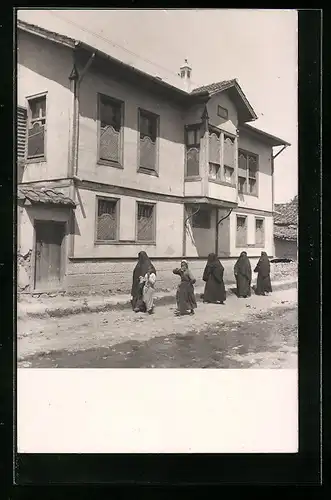 AK Uesküb, verschleierte Frauen vor einem Haus