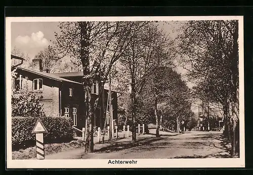 AK Achterwehr, Strassenpartie mit Bäumen