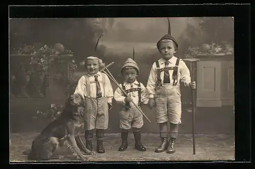 Foto-AK Drei Knaben mit Tirolerhüten und einem Hund vor Parkkulisse